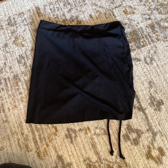 Ribbed mini skirt with side scrunching that’s adjustable. - Picture 2 of 2